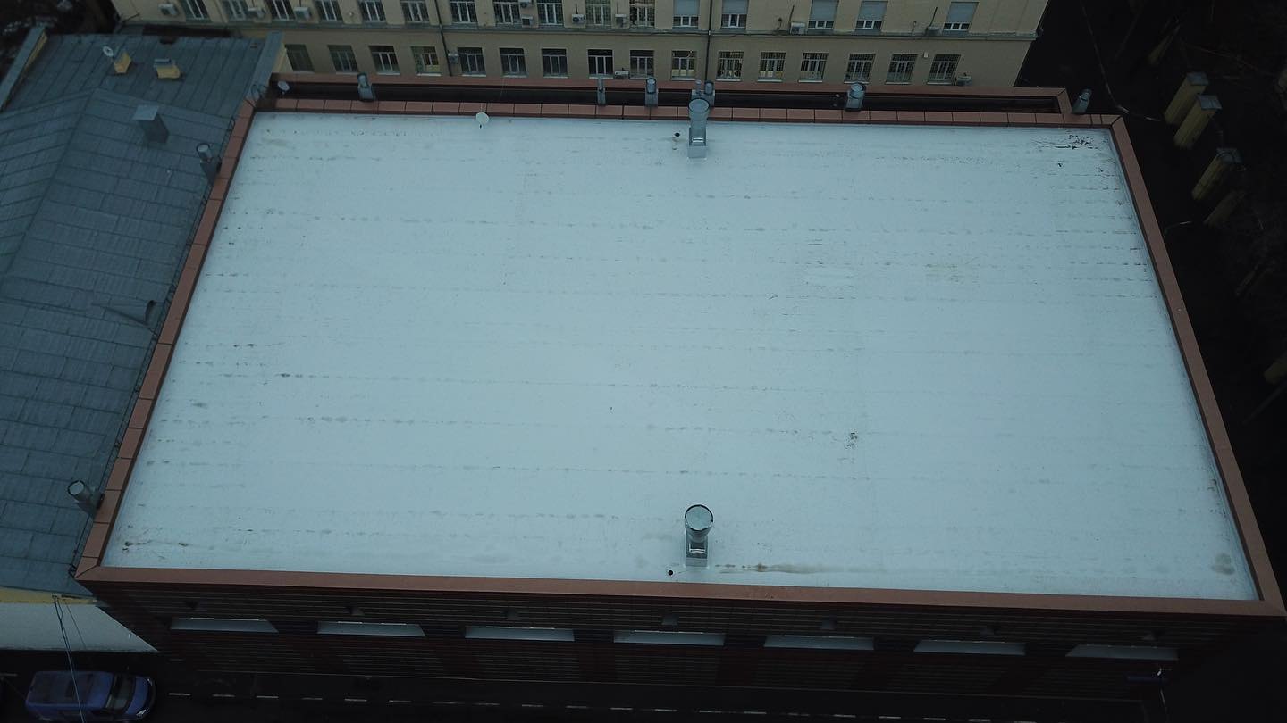 Кровля из ПВХ-мембраны с парапетом по периметру: поле покрытия и сварные швы полотен