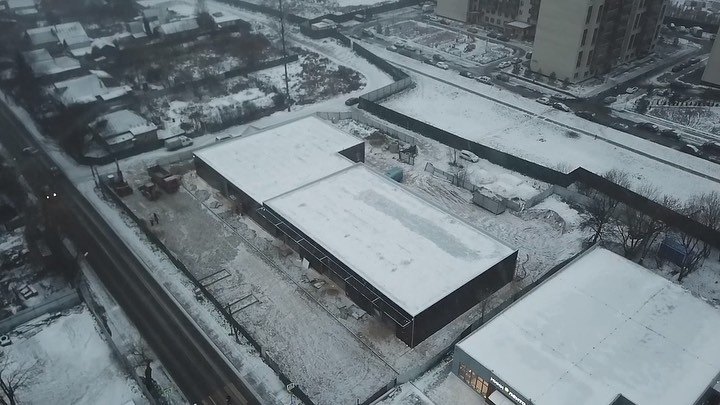 Плоские кровли из ПВХ-мембраны зимой: снег лежит ровным слоем по всему полю покрытия