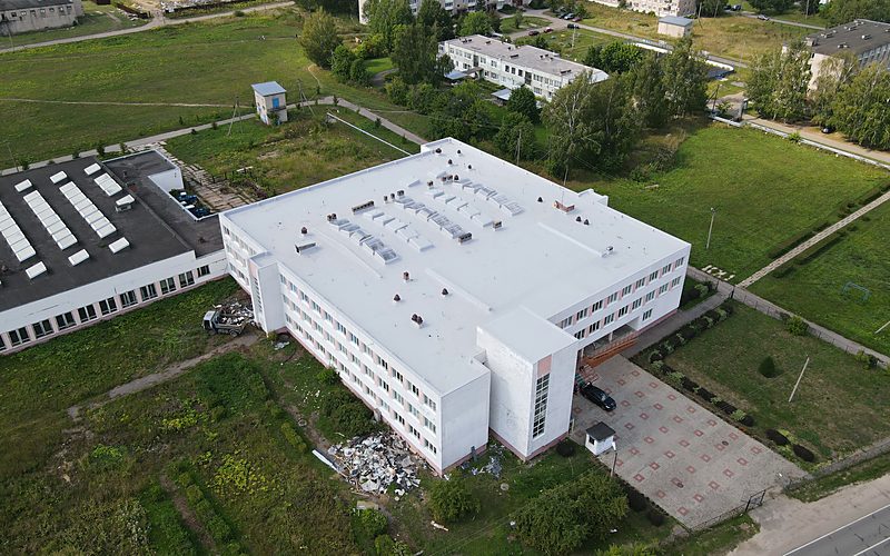 Главный корпус Плёсского колледжа бизнеса и туризма, Плёс, Ивановская область: плоская кровля общественного здания